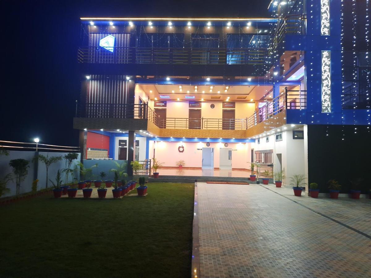 Hotel Blue Diamond Bahraich Dış mekan fotoğraf